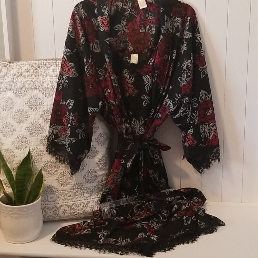 Japna Lounge 3 piece sleepwear set.